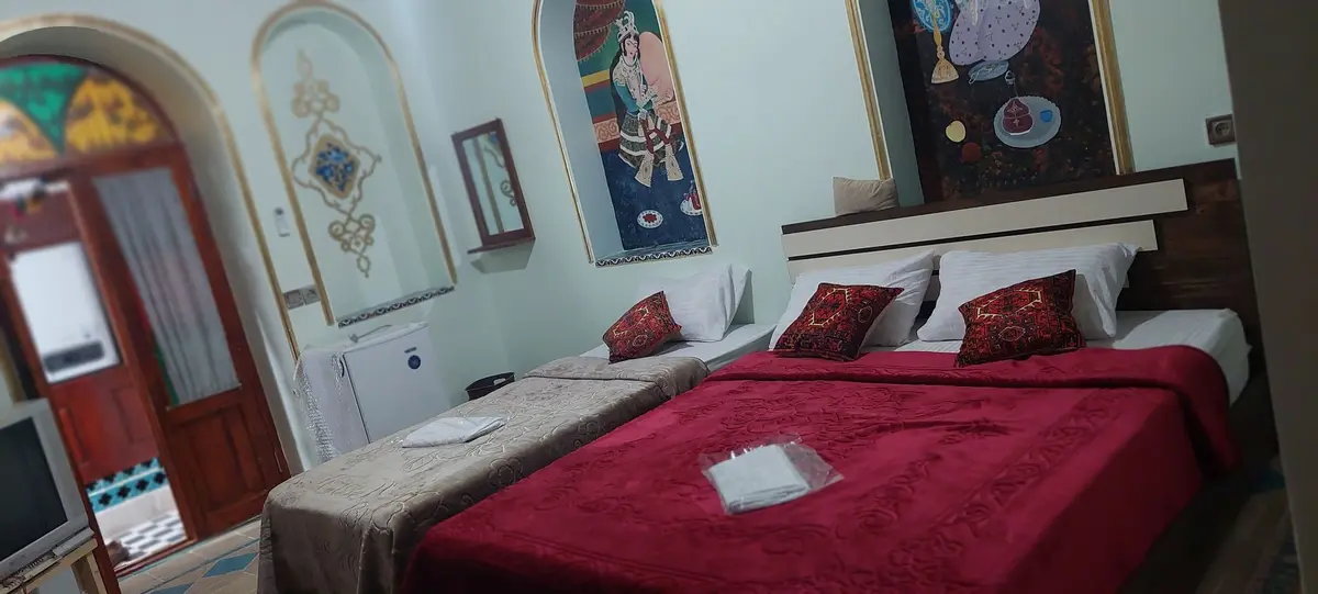 اقامتگاه سنتی ملک تاج - واحد پنج دری - تخت اتاق پنج دری