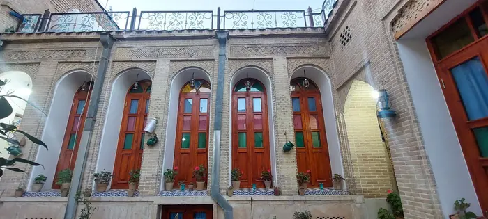 اقامتگاه سنتی ملک تاج - واحد پنج دری - پنجره روبه حیاط