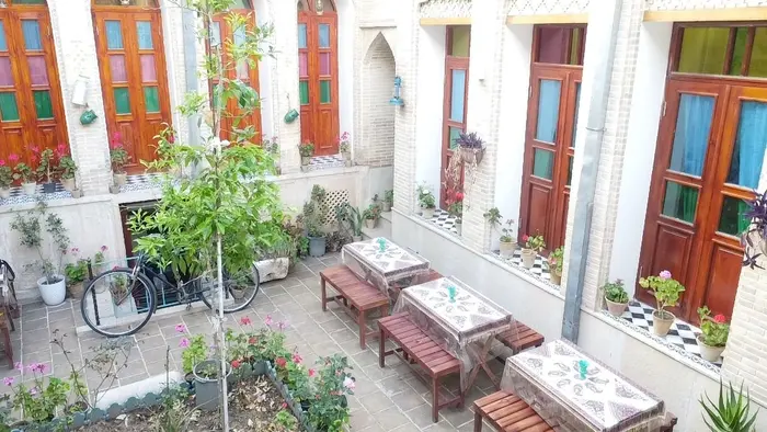 اقامتگاه سنتی ملک تاج - واحد زیر زمین - فضای حیاط