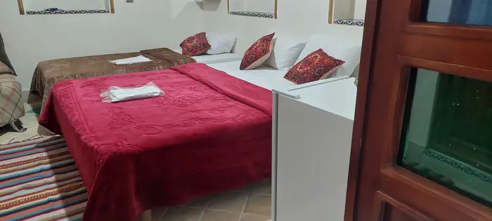 اقامتگاه سنتی ملک تاج - واحد سه دری - داخل اتاق