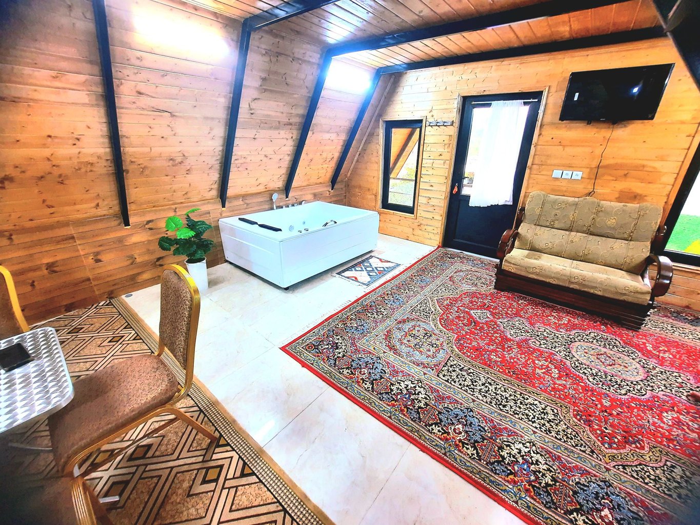 کلبه یک خوابه سوئیسی جکوزی دار امیر