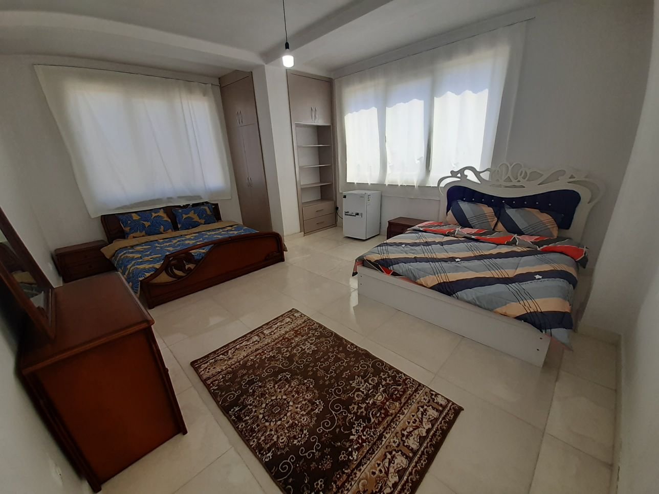 ویلا سه خوابه بدلزاده - اتاق خواب دوم کمد دیواری یخچال و میز توالت