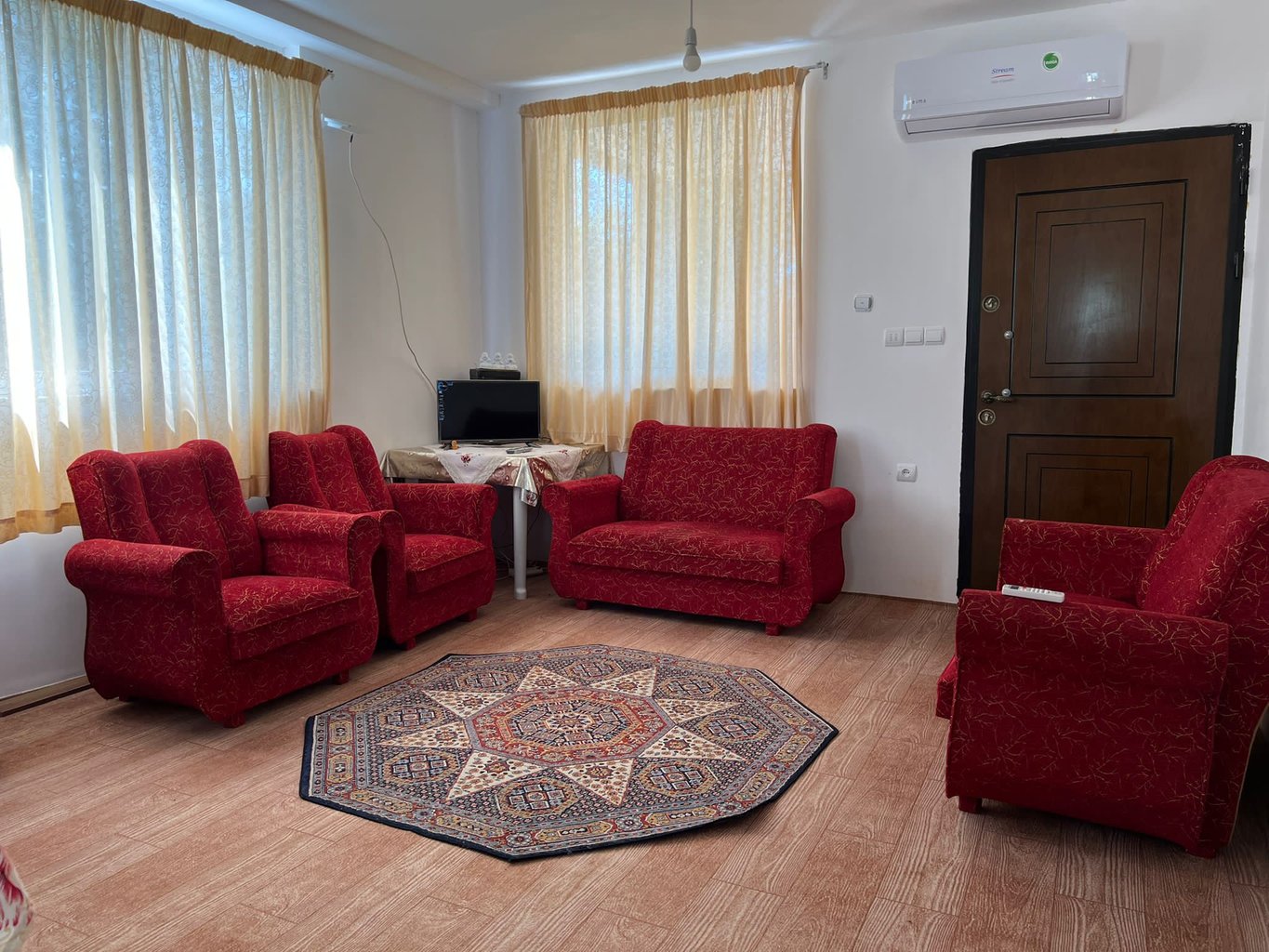 سوئیت دوخوابه جنگلی کلاچای - پذیرایی