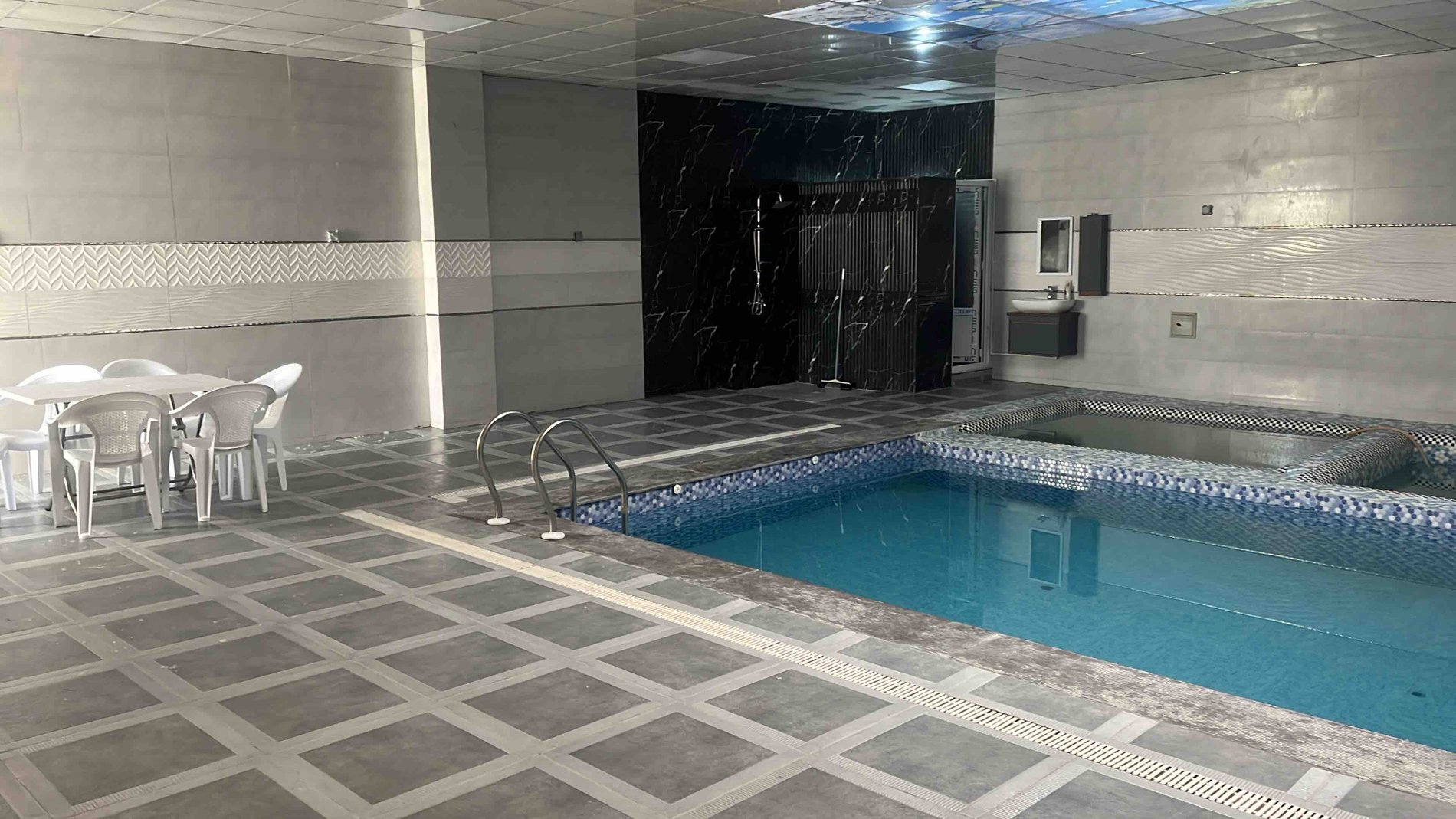 دوخوابه استخردار آبگرم رزهای آبی 1