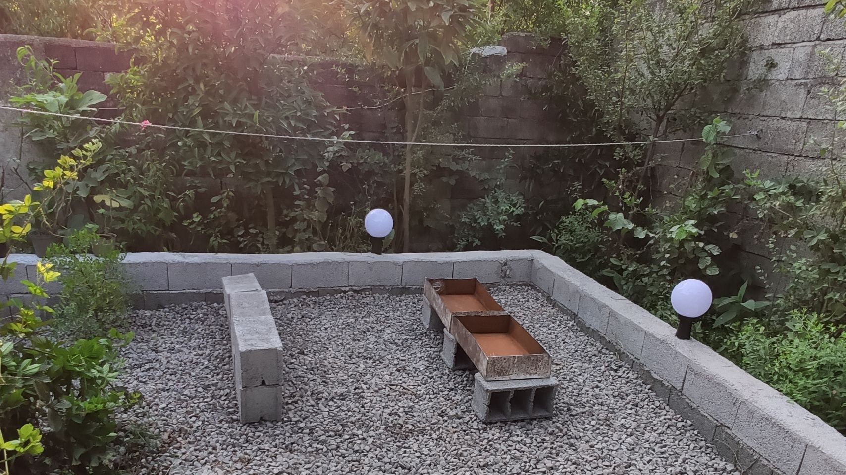 ویلای پدربزرگ نزدیک دریا داخل شهر رودسر - منقل کباب و محل شب نشینی دور آتش