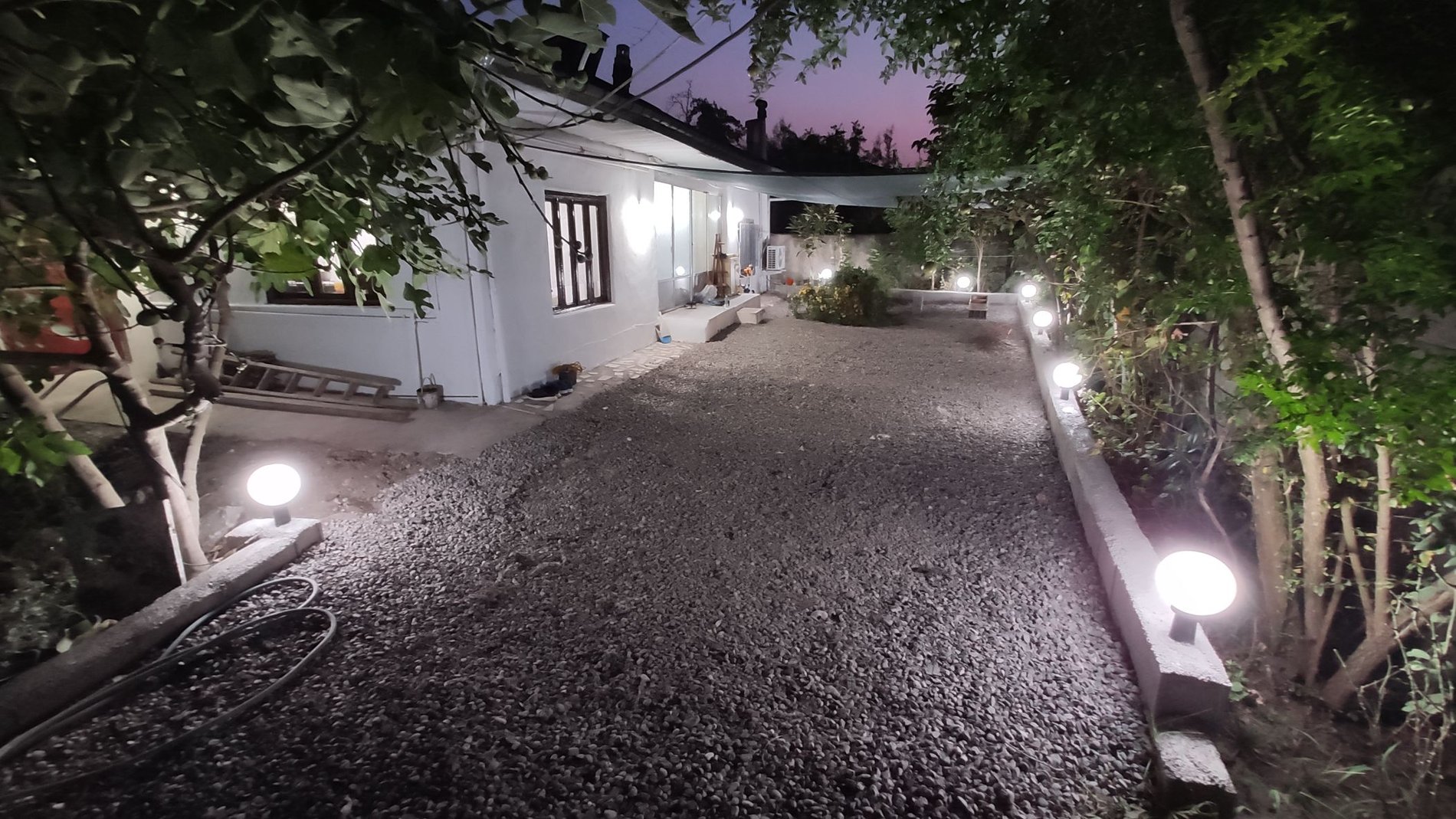 ویلای پدربزرگ نزدیک دریا داخل شهر رودسر - فضای حیاط در شب