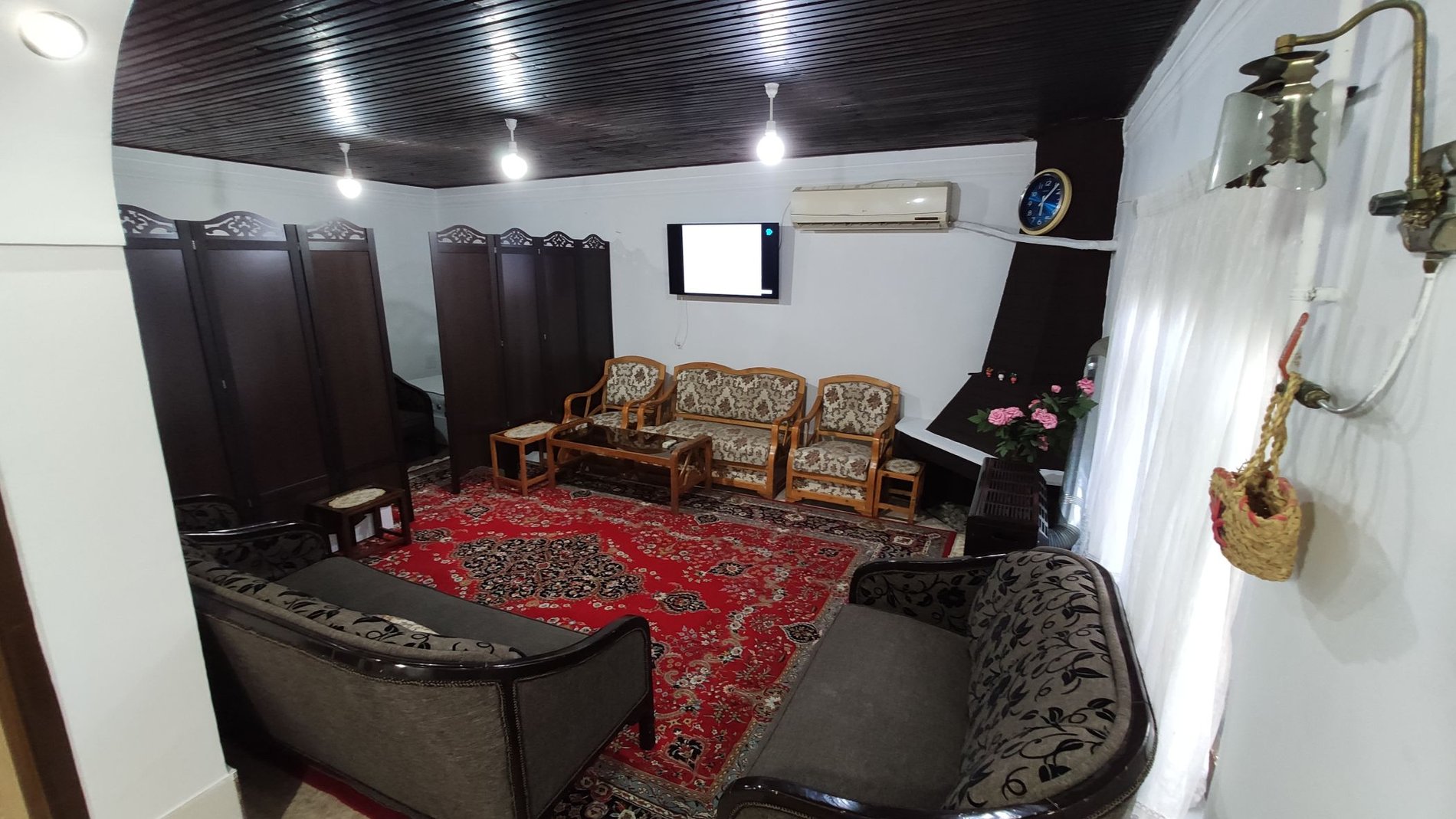 ویلای پدربزرگ نزدیک دریا داخل شهر رودسر - تیوی روم و پذیرایی