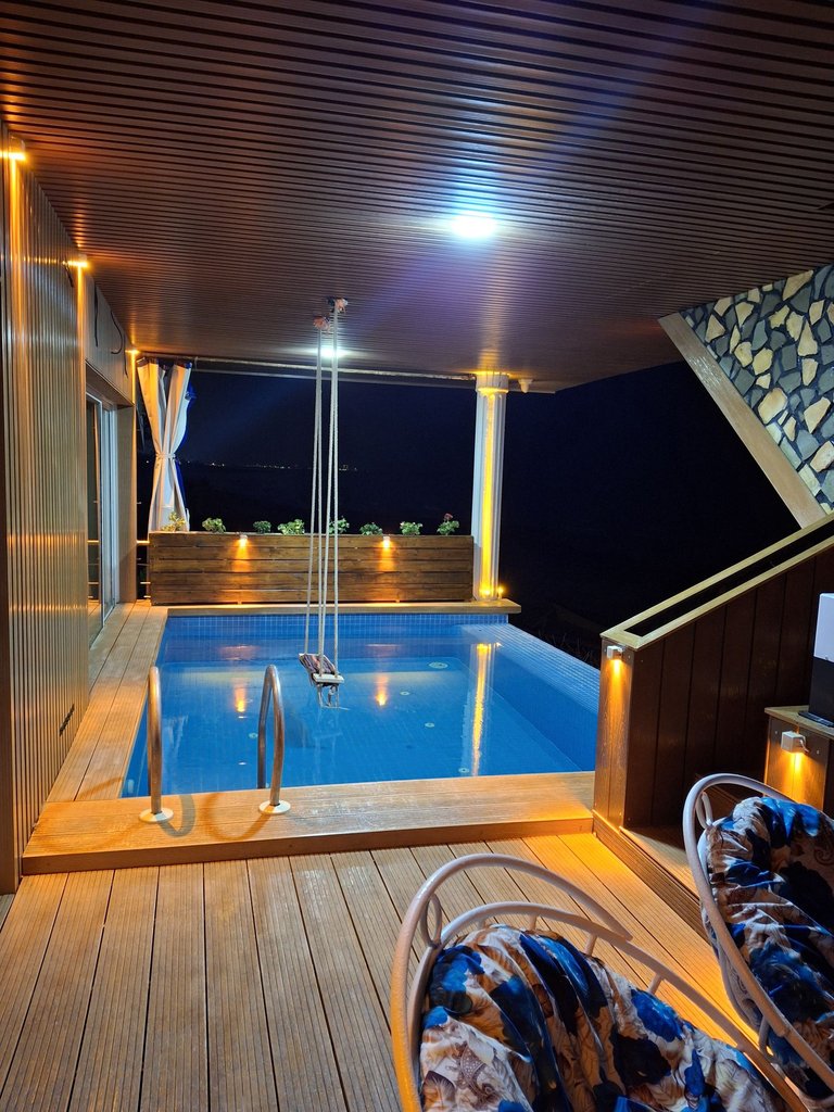 ویلا چهارخوابه ساحلی استخردار آبگرم ماهور