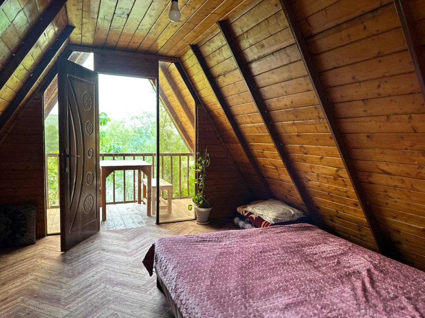 کلبه یک خوابه سوئیسی جکوزی دار برکه سبز ۱