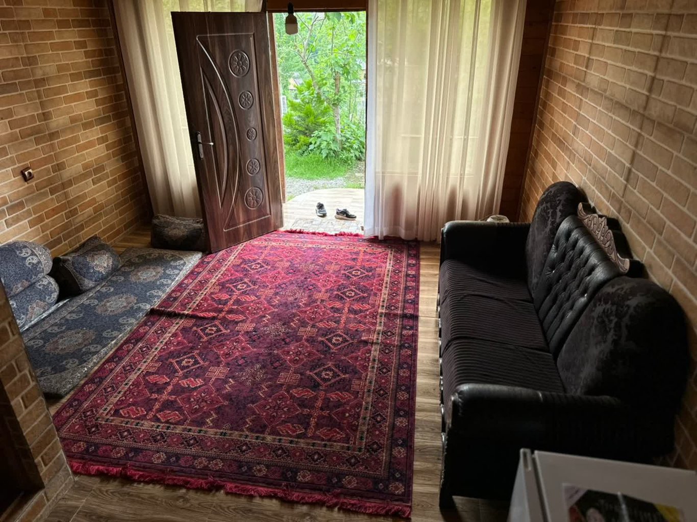 کلبه یک خوابه سوئیسی جکوزی دار برکه سبز ۱