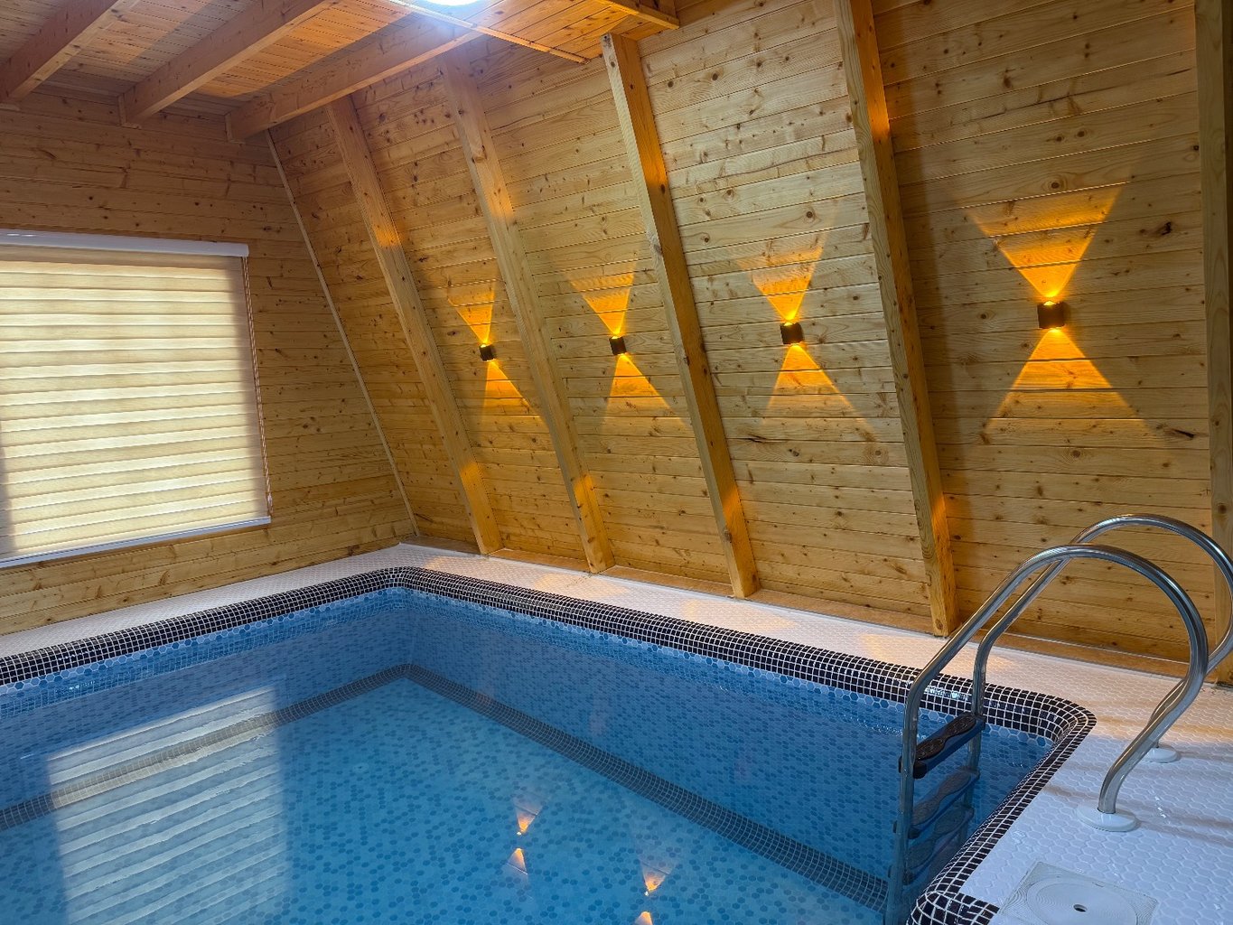 کلبه یک خوابه استخردار آبگرم روم ۳