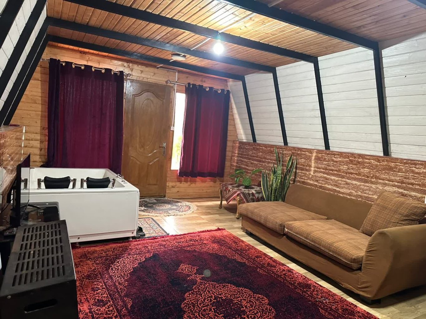 کلبه یک خوابه سوئیسی جکوزی دار برکه سبز ۳