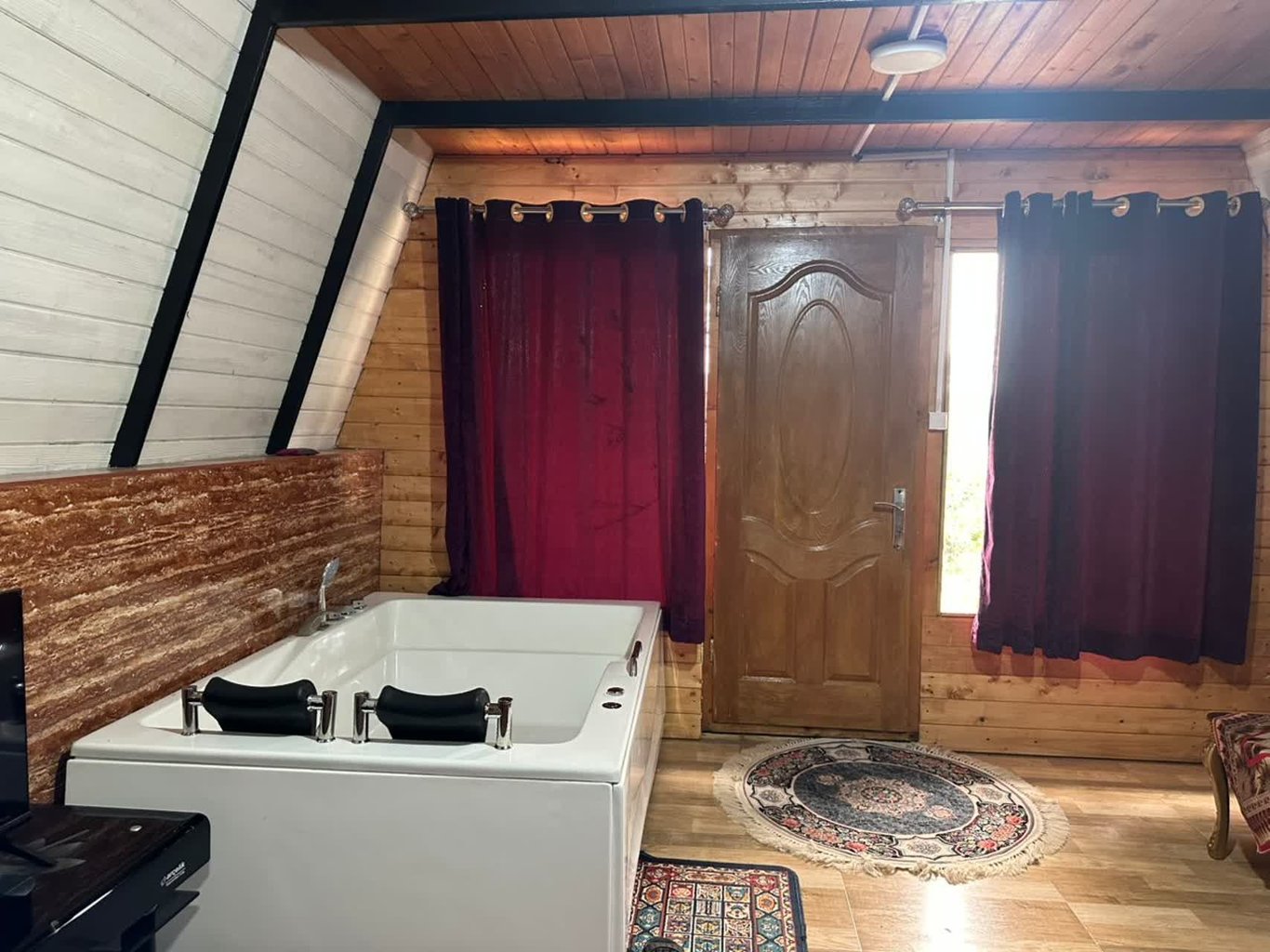 کلبه یک خوابه سوئیسی جکوزی دار برکه سبز ۳