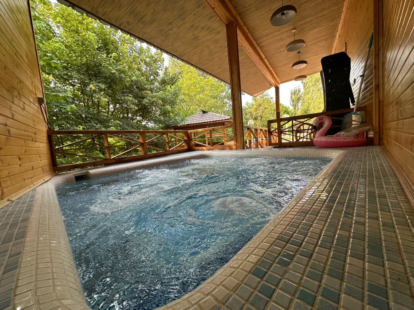 کلبه یک خوابه جکوزی دار روم ۲