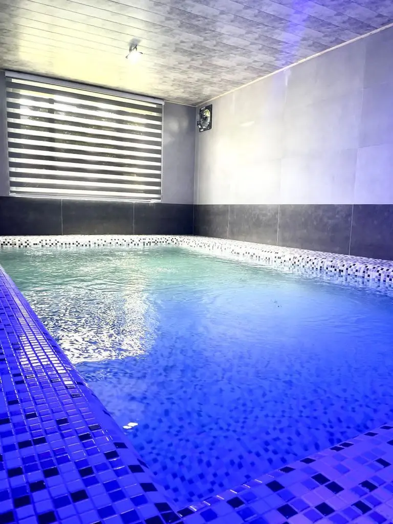 کلبه کلبه سوییسی استخردار آبگرم نسیم 4