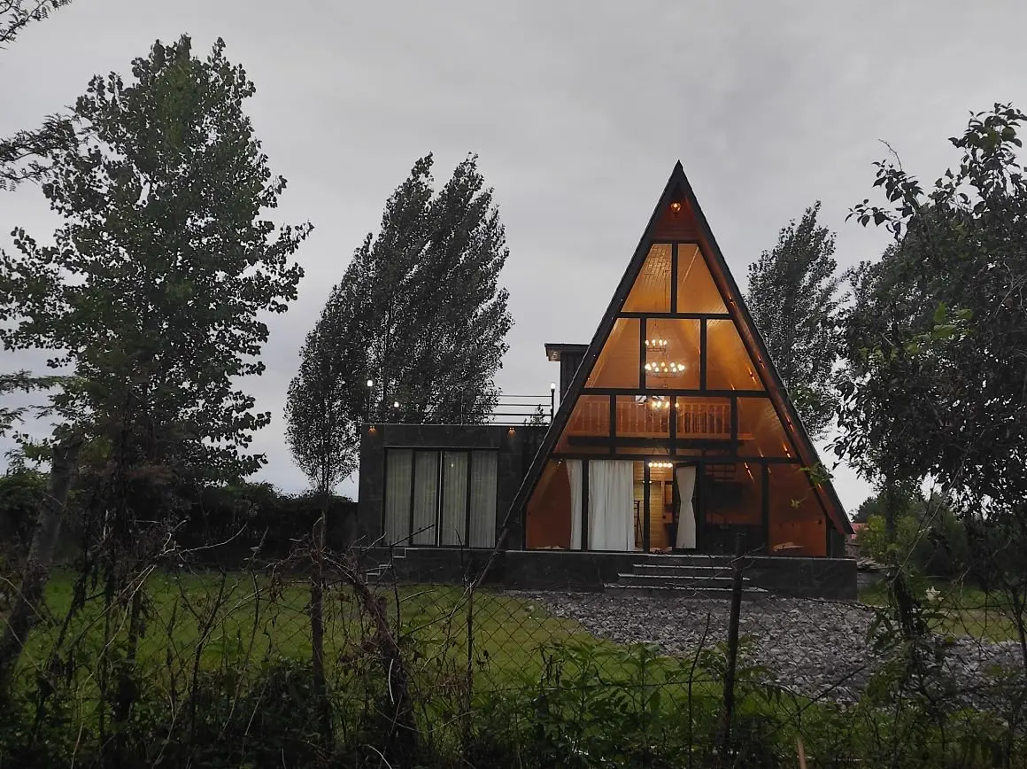 کلبه دوخوابه سوئیسی آرامش 1 - نمای بیرون ویلا