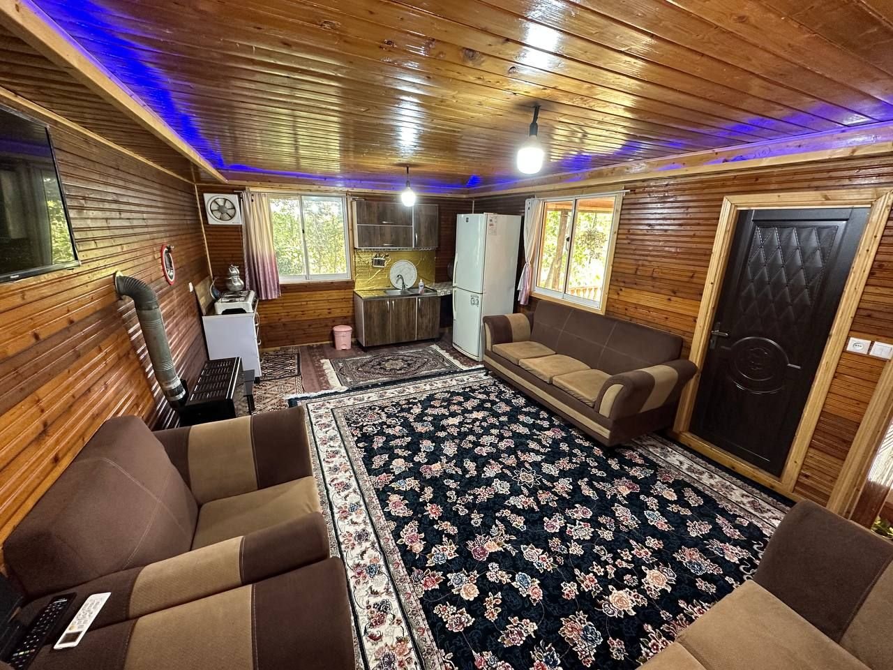 کلبه دوخوابخ چوبی احمدی ۱