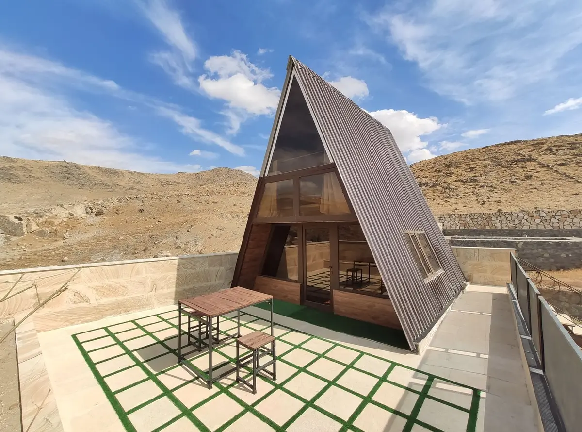 بوم گردی عمارت اوغول جان - واحد کلبه سوئیسی