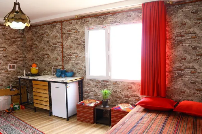 بوم گردی عمارت اوغول جان - واحد استخردار - فضای اتاق و آشپزخانه