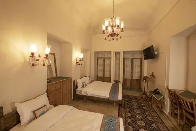 اقامتگاه سنتی عمارت محمودیه - واحد ۲۰۳ ارغوان