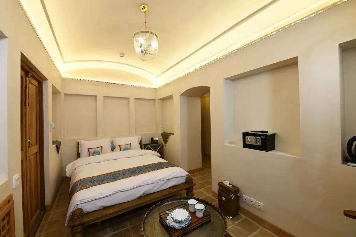 اقامتگاه سنتی عمارت محمودیه - واحد ۲۱۳ گوشواره طلا