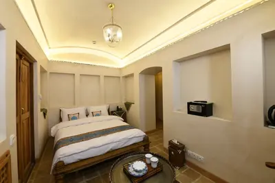 اقامتگاه سنتی عمارت محمودیه - واحد ۲۱۳ گوشواره طلا