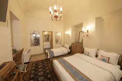 اقامتگاه سنتی عمارت محمودیه - واحد ۲۰۳ ارغوان