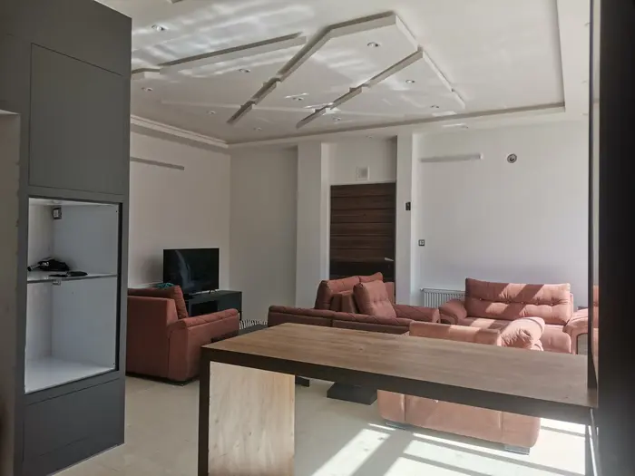 سوئیت یک خوابه ماربی - نمای سالن از داخل آشپزخانه 