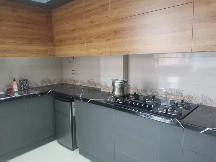 سوئیت یک خوابه ماربی - اجاق گاز و یخچال 