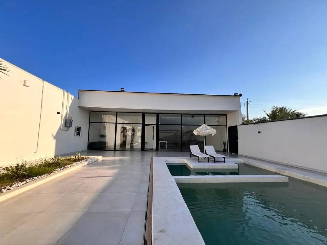 ویلا دوخوابه استخردار سوره - حیاط استخر دار