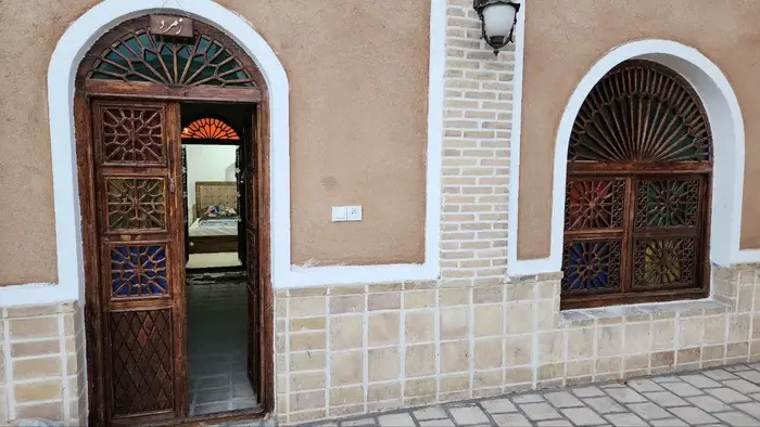 بوم گردی بابا سید احمد - واحد زمرد - ورودی اتاق زمرد و حیاط