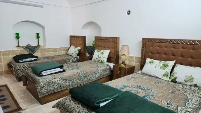 بوم گردی بابا سید احمد - واحد زمرد - اتاق خواب