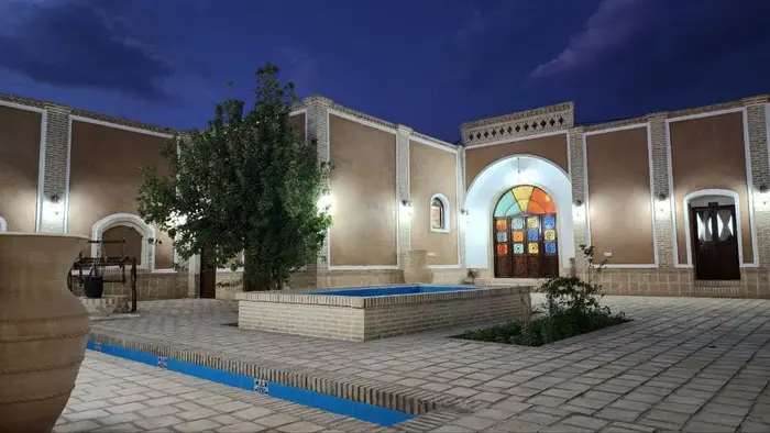 بوم گردی بابا سید احمد - واحد فیروزه - حیاط