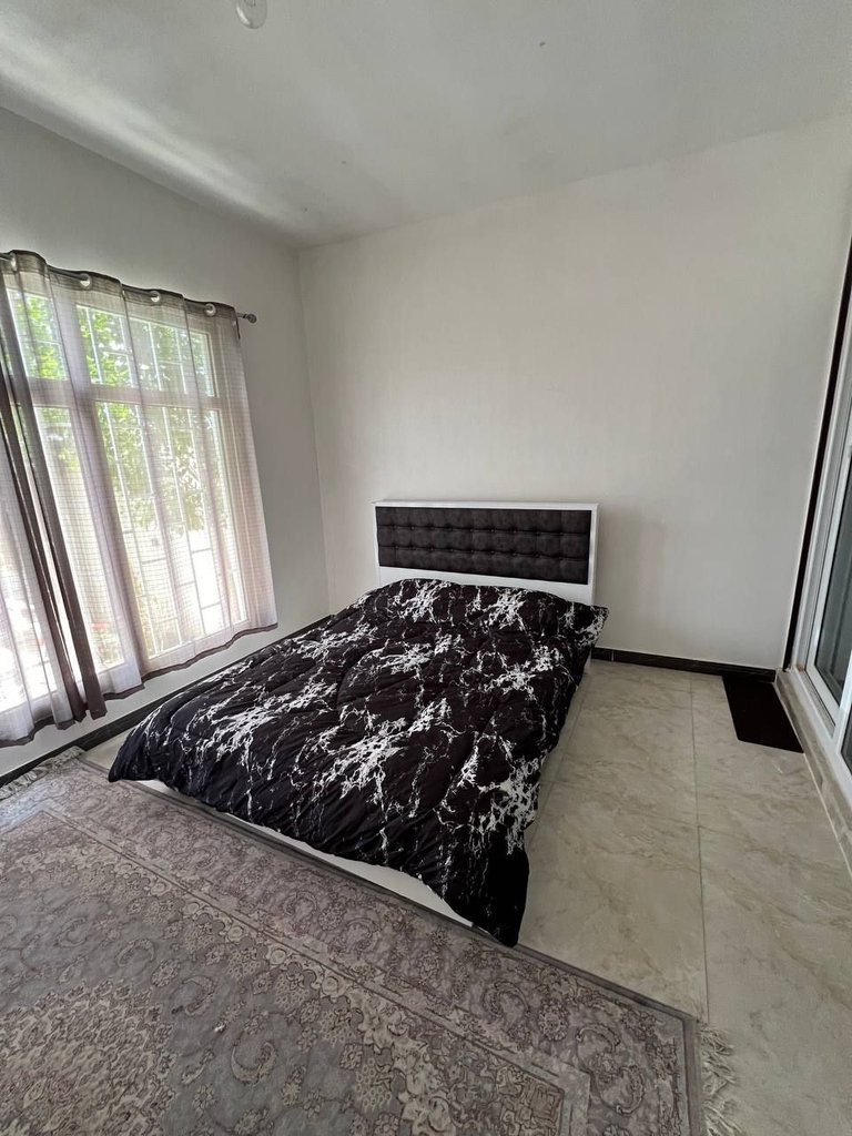 دوخوابه استخردار آبگرم رایان - اتاق خواب مستر با حمام شیشه ای