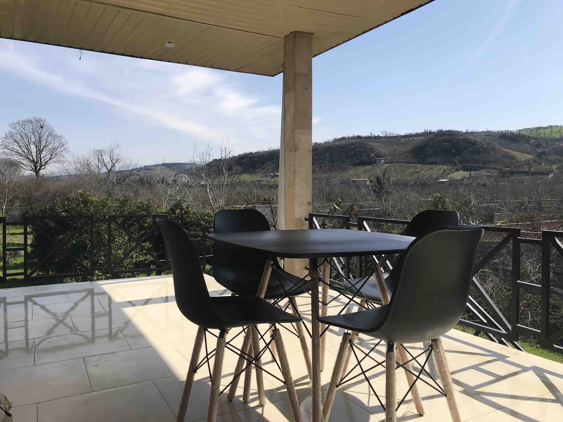 ویلا دوخوابه باغ گرجی - بالکن طبقه اول