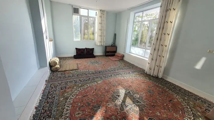 اقامتگاه سنتی اقامتگاه خانه باغ شاه بی بی - فلت - پنجره رو به باغ 