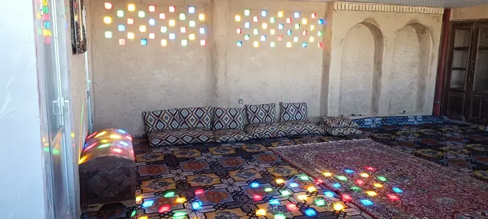 اقامتگاه سنتی فلت استخردار باغ دل نشین - رقص نور در سالن در طی روز