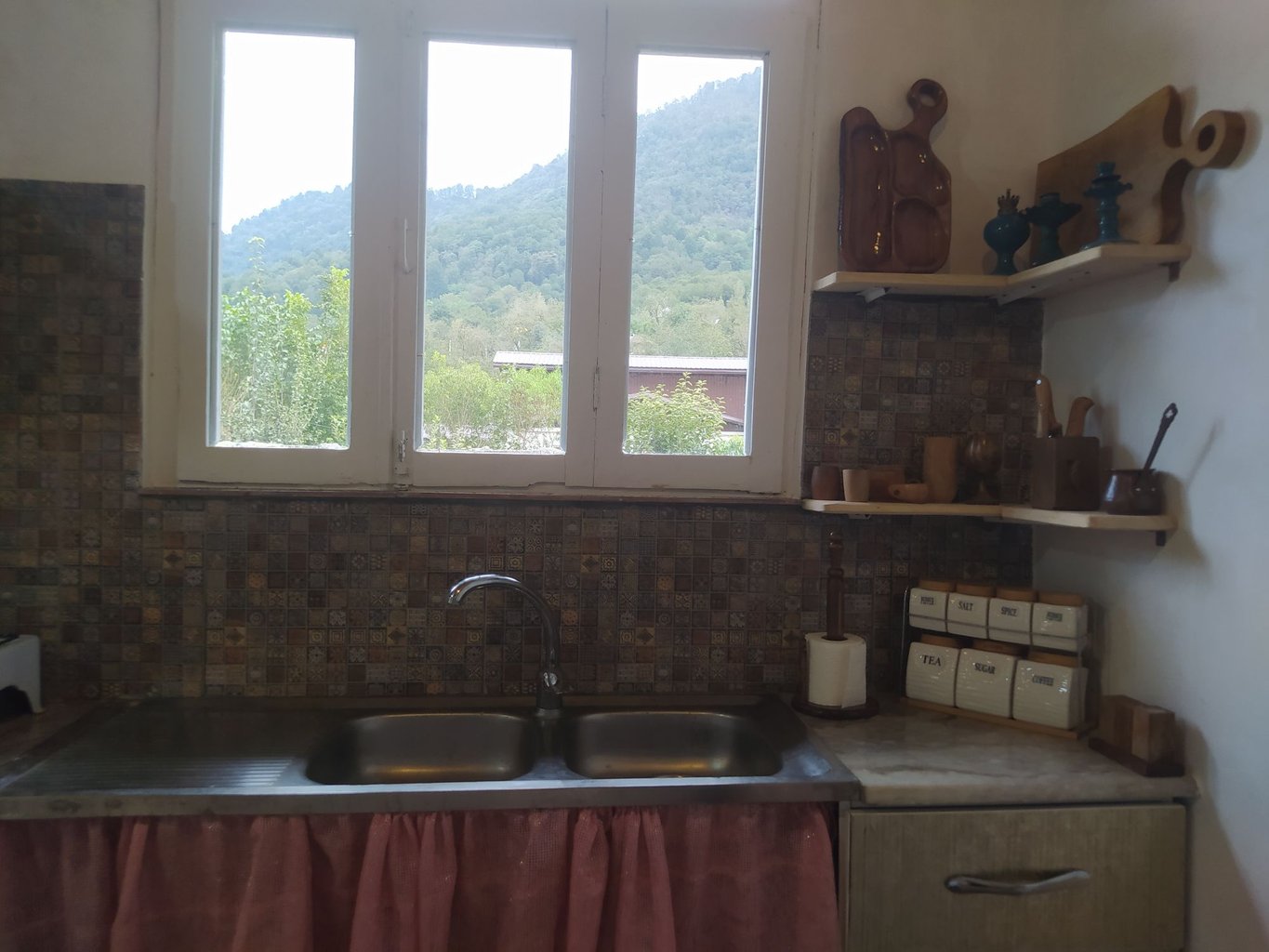 یک خوابه جنگلی لمس چشمه