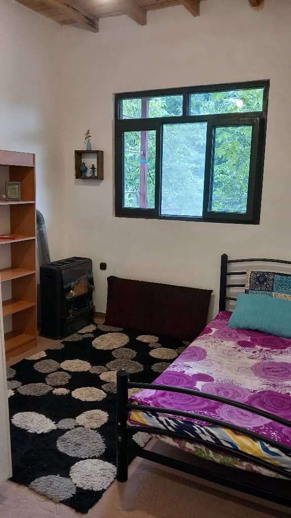 یک خوابه جنگلی لمس چشمه