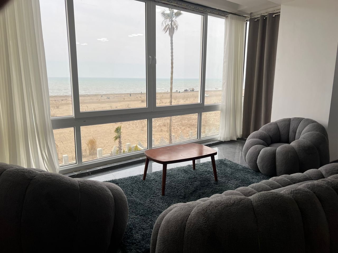 آپارتمان دوخوابه ساحلی سروناز