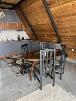 کلبه دوخوابه استخردار سوئیسی تنهاکلا - میز ناهارخوری 