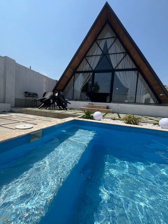 کلبه دوخوابه استخردار سوئیسی تنهاکلا - نمای ویلا 