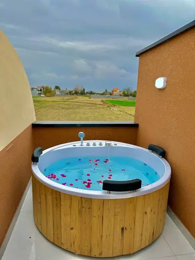 ویلا دوخوابه جنگلی جکوزی دار مینیمال دیما