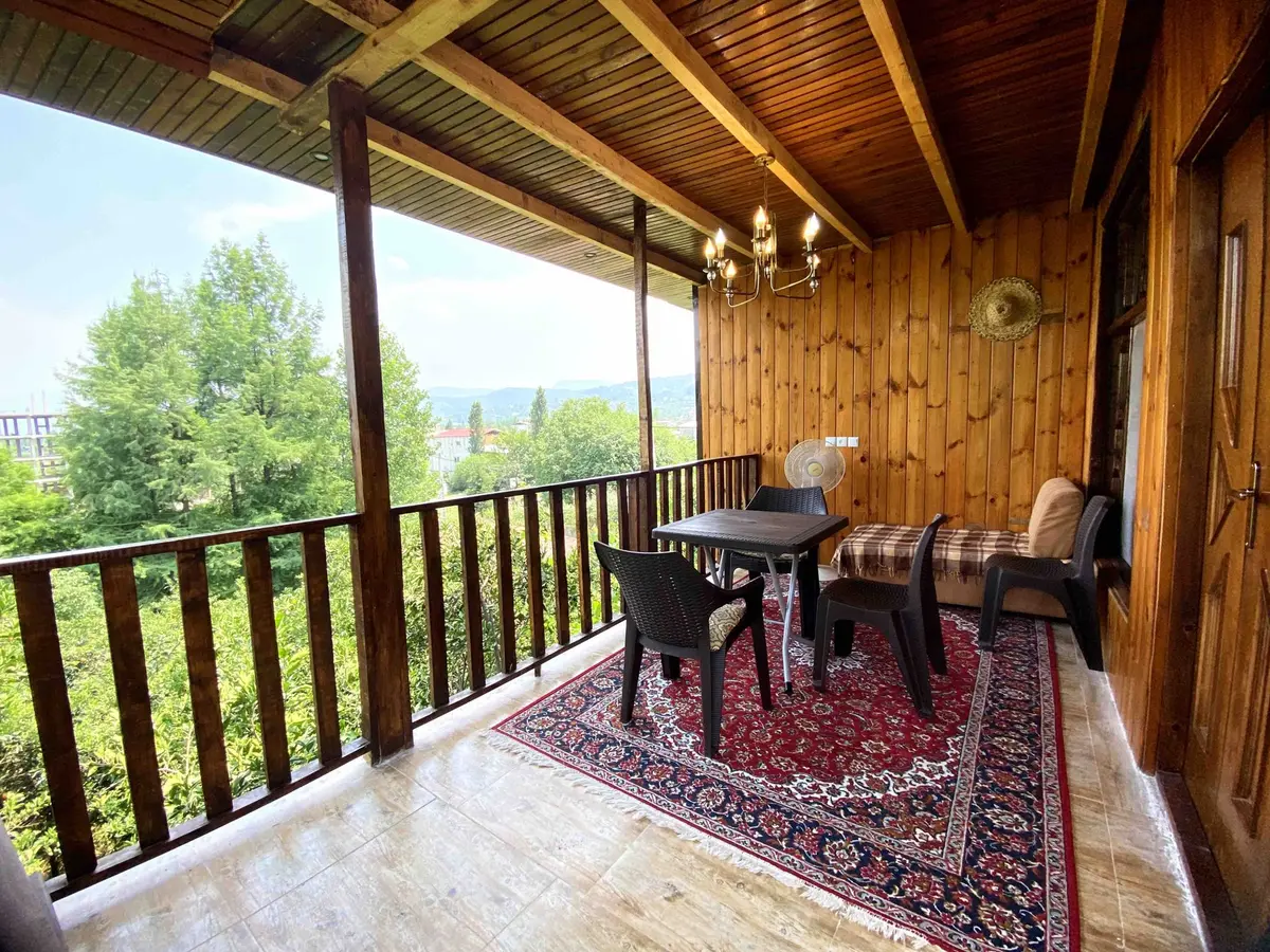 کلبه یک خوابه جنگلی سیلاهوم - تراس چوبی