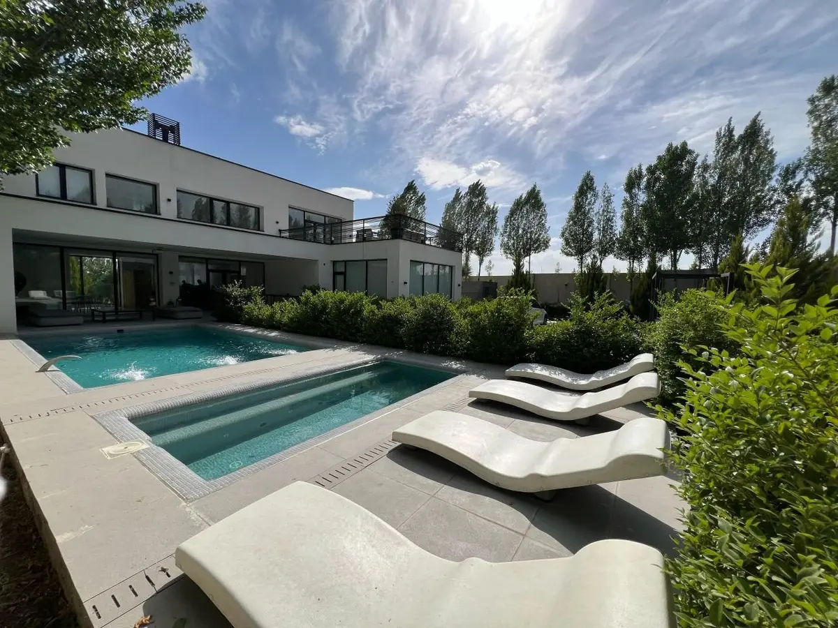 ویلا سه خوابه استخردار آبگرم سفید و سیاه