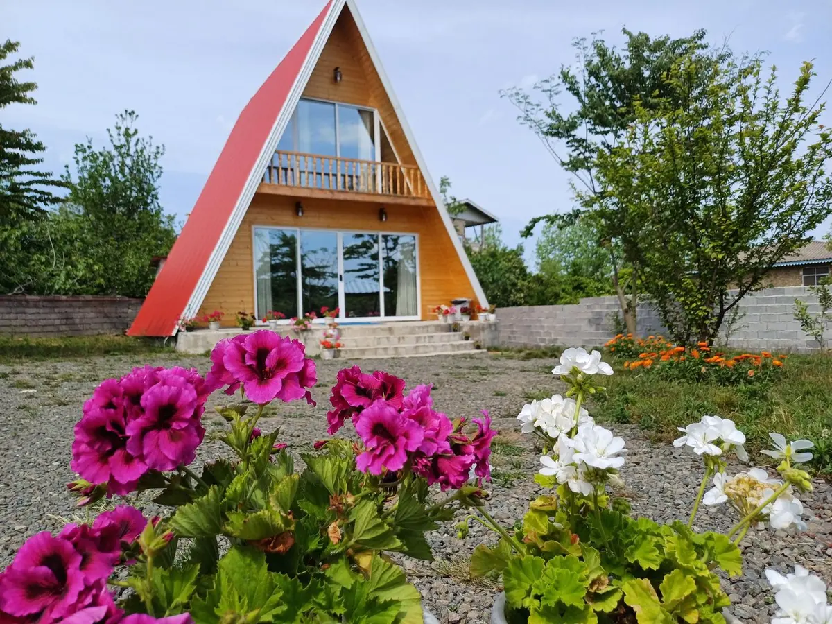 کلبه دوخوابه سوئیسی شاد - نمای ساختمان۲