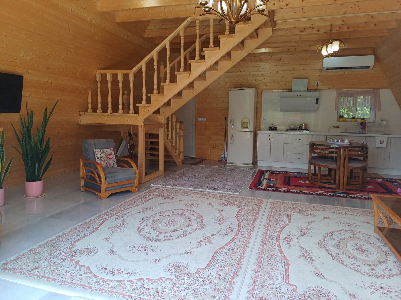 کلبه دوخوابه سوئیسی شاد