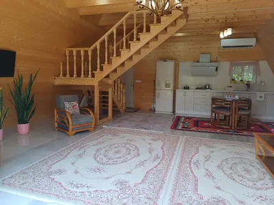 کلبه دوخوابه سوئیسی شاد