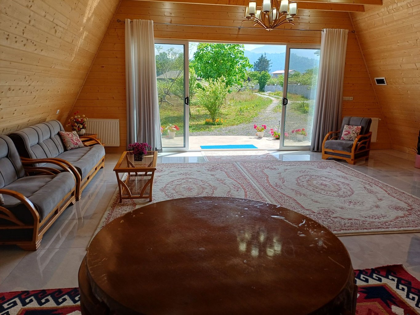 کلبه دوخوابه سوئیسی شاد