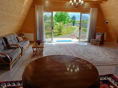 کلبه دوخوابه سوئیسی شاد